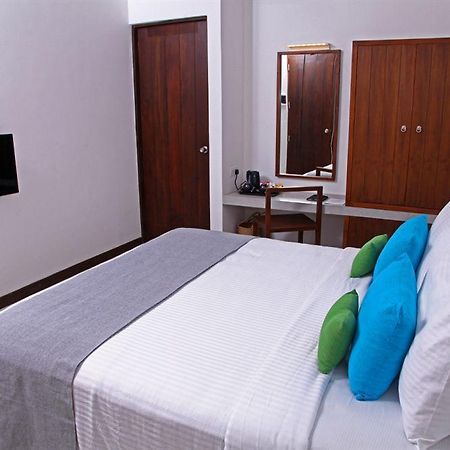 Blue Oceanic Beach Hotel Негомбо Екстер'єр фото