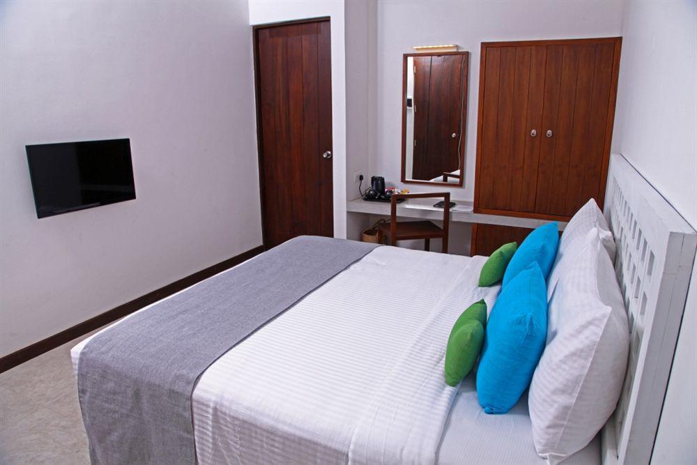 Blue Oceanic Beach Hotel Негомбо Екстер'єр фото